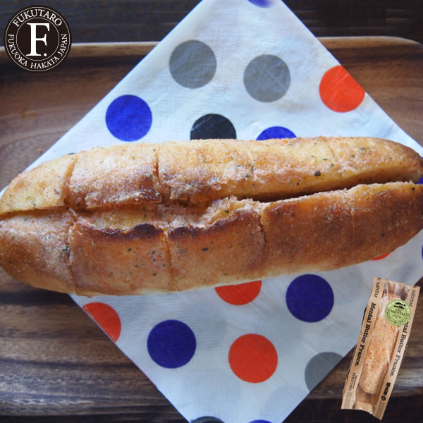 めんたいフィリングには福太郎の明太子を使用。相性の良いバジルも加えました。バジルの爽やかな香りが、バター、明太子の旨みをよりいっそう引き立てます。 明太バターフランス バジル 福太郎 ギフト 明太フランス バターフランス 明太子 パン お土産 博多 福岡