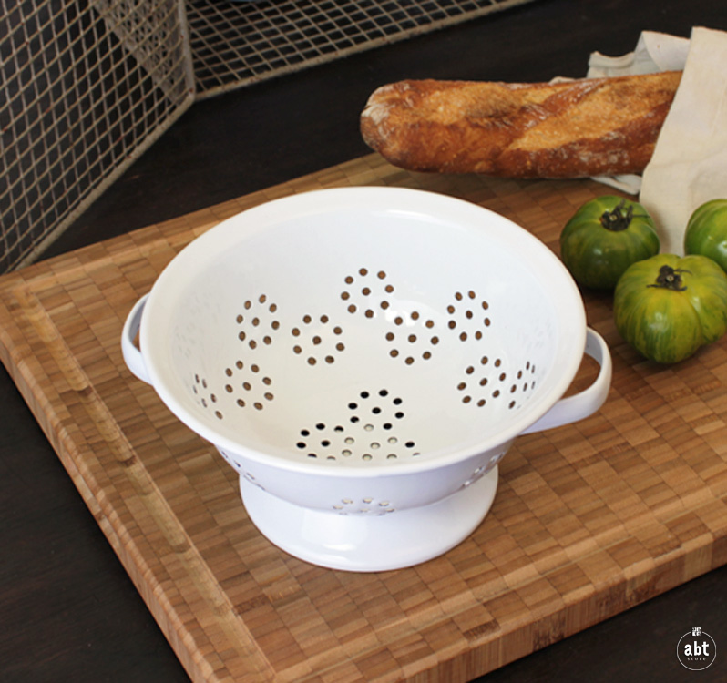 メーカー直送 代引き不可 ほうろうコランダー-Sサイズ ホウロウ 琺瑯 水切り 水切りボウル フルーツ入れ ざる 調理雑貨 キッチン 食卓 バーベキュー キャンプ インテリア レトロ おしゃれ かわいい 人気 通販 メール便不可 生活 integrateja.eu integrateja.eu