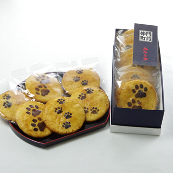 犬好きさんも猫好きさんにもたまらない贈り物です 肉球せんべい10枚入り化粧箱入り。