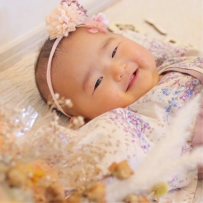 ゆらゆら花びらが袴ロンパースやお着物に可愛い、お花の和飾りヘアバンド。赤ちゃんのおひなまつりや小学生の袴のちょい足しにも可愛い和風髪飾りです。子どものお祝いギフトにも。 和 七五三 花 髪飾り ベビーヘアバンド キッズヘアクリップ コームから選べるヘアアクセサリー ベビー 着物 キッズ 3歳 7歳 日本製 お食い初め 晴れ着 雛祭 ひな祭り 子供 初節句 浴衣 和装 ベビー袴 女の子 100日 菊 ベリー 揺れる 送料無料