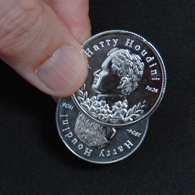 ♪テーブルを貫通するコイン♪ ◆マジック・手品◆フリッパーコイン◆O2033