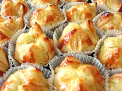 おやつにギフトに人気の京都スイーツ。初夏は無糖のコーヒーとご一緒に。栗がゴロっ！パイがサクっ！ボリューム満点のマロンパイほくほくの食感をお楽しみ下さい。   「げんこつマロンパイ」12個セット