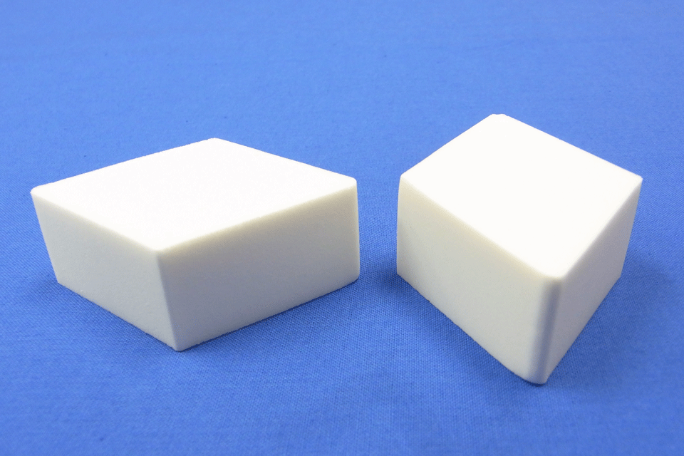 リキッド・クリーム系のベースメイクに  化粧用スポンジパフ ダイヤ型 2個入73mm X 52mm 厚み25mmカラー：白硬度FP27° F-2 化粧 スポンジ パフ メイク メイクスポンジ クリーム BB メンズコスメ 化粧用具 OEM 製造 東京パフ